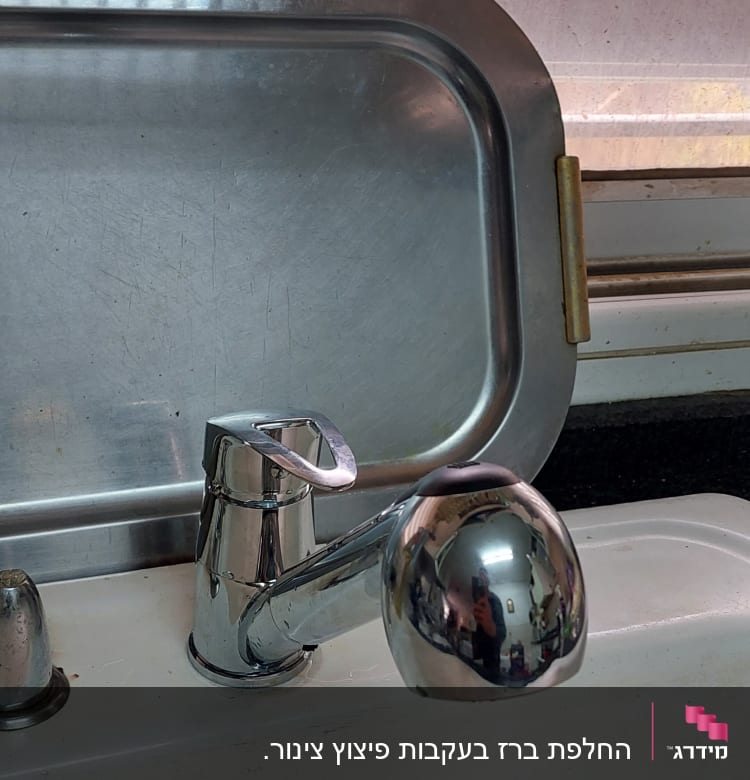 ברז מטבח כסוף עם כיור לבן